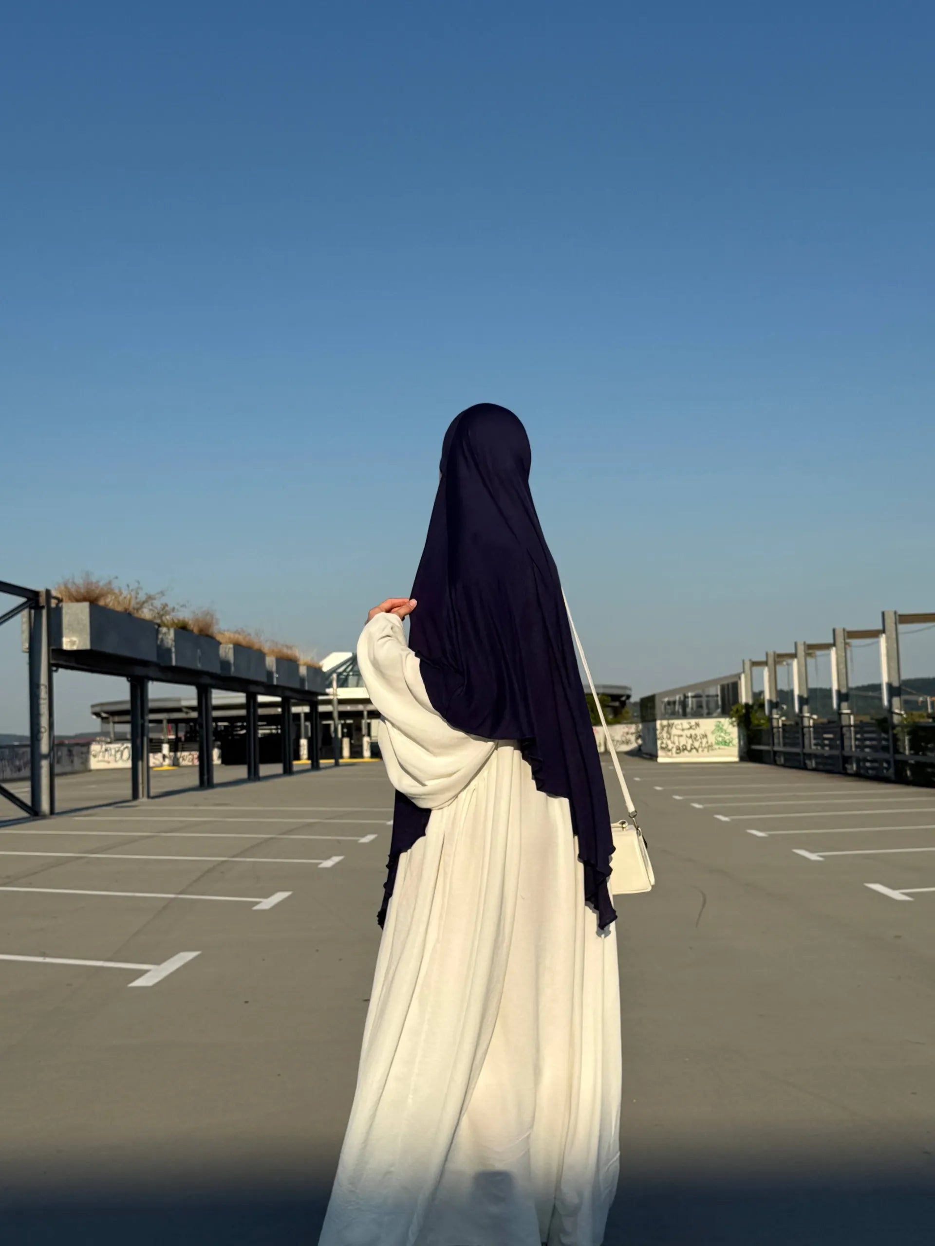 Der Jersey Khimar aus dunkelblauem Viskose‑Elastan‑Jersey ist in Rückenansicht dargestellt.