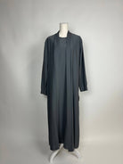 Dunkelgraue Open-Abaya aus Medina-Seide mit passendem Unterkleid und offenem Schnitt, Vorderansicht auf Schaufensterpuppe
