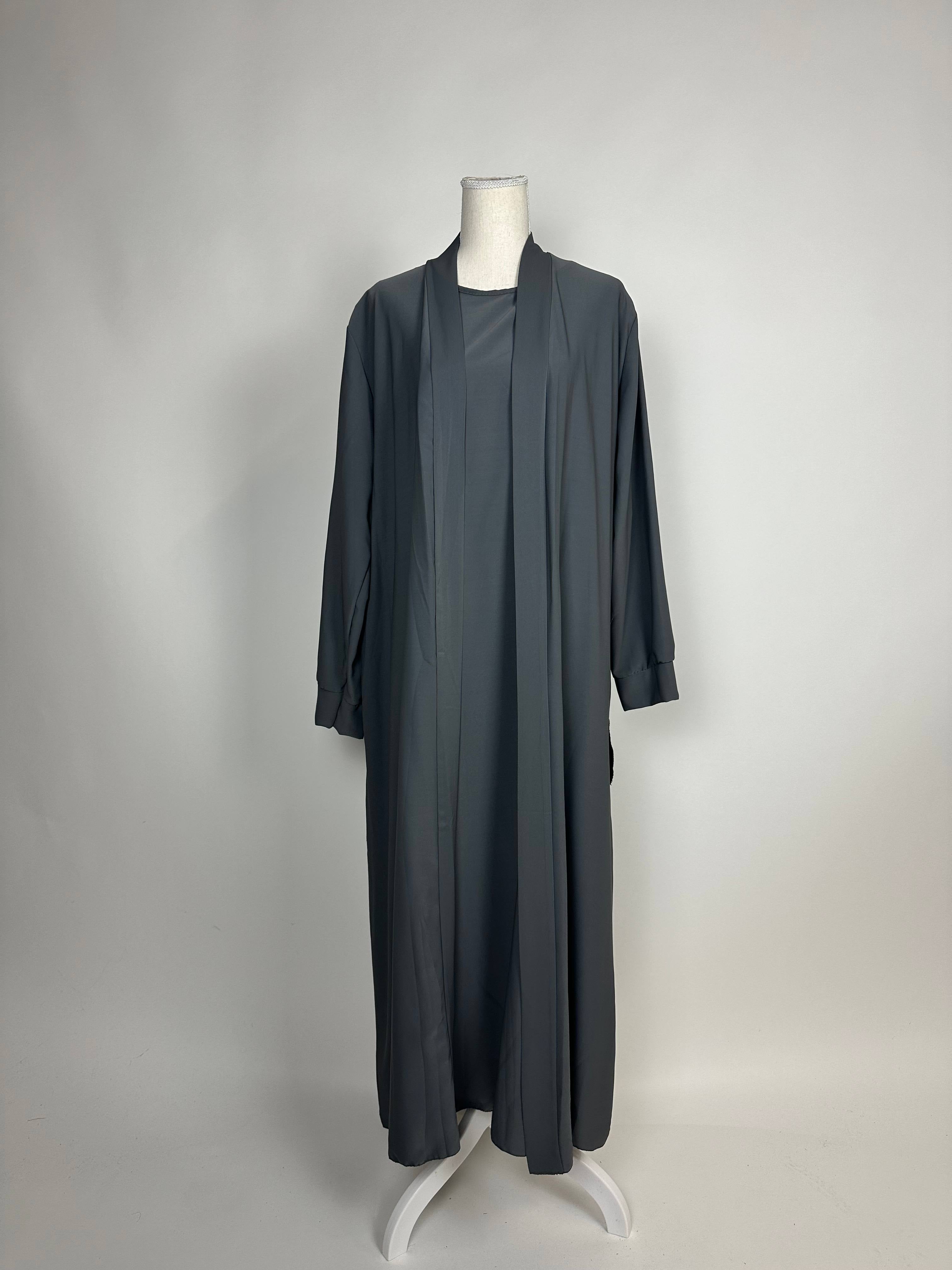 Dunkelgraue Open-Abaya aus Medina-Seide mit passendem Unterkleid und offenem Schnitt, Vorderansicht auf Schaufensterpuppe