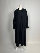 Open-Abaya schwarz aus Jazz mit Bindegürtel, langarm, mit passendem Unterkleid, Frontansicht