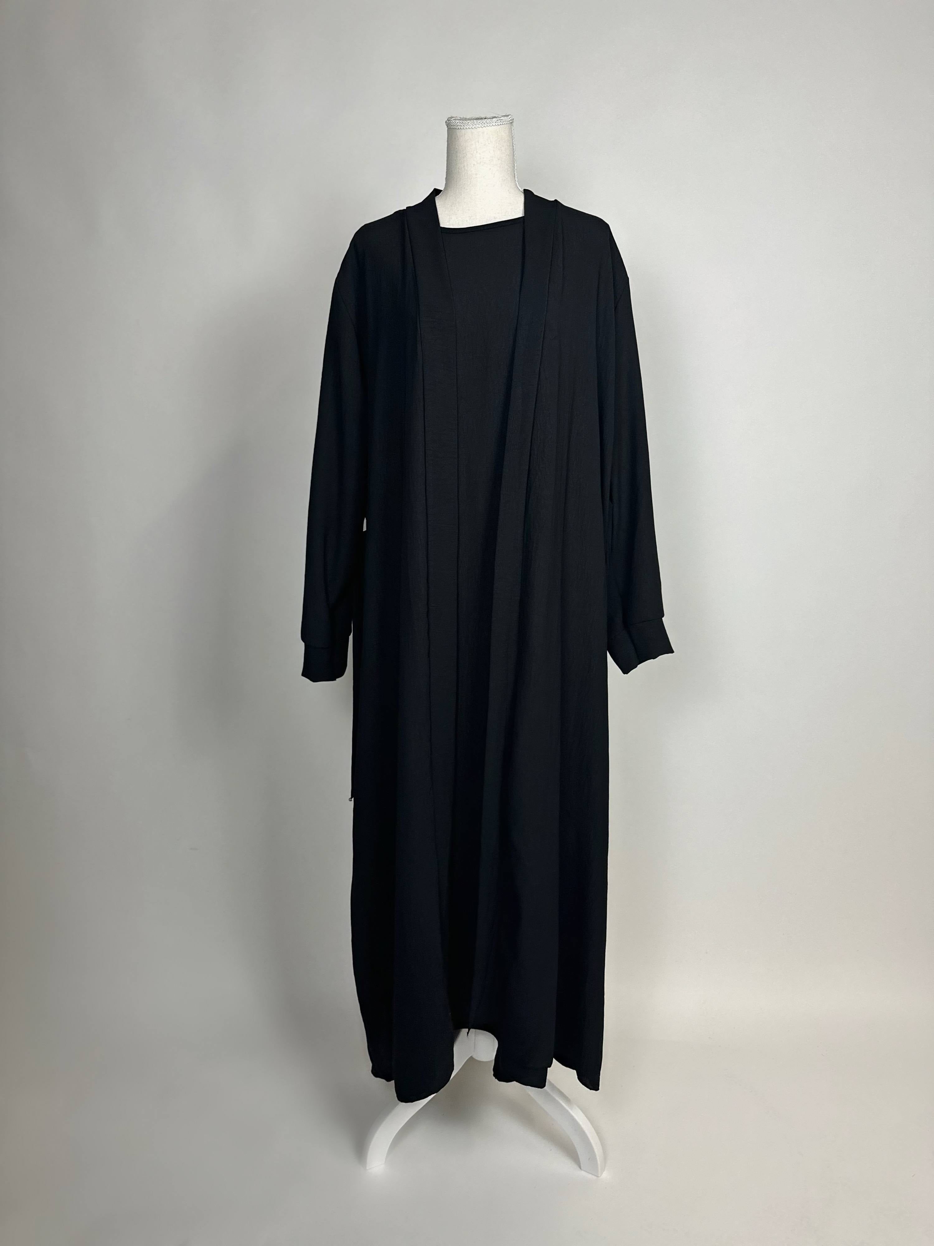 Open-Abaya schwarz aus Jazz mit Bindegürtel, langarm, mit passendem Unterkleid, Frontansicht