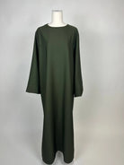 Dunkelgrüne Abaya aus Polyester, weiter Schnitt mit langen Ärmeln und rundem Ausschnitt, Vorderansicht