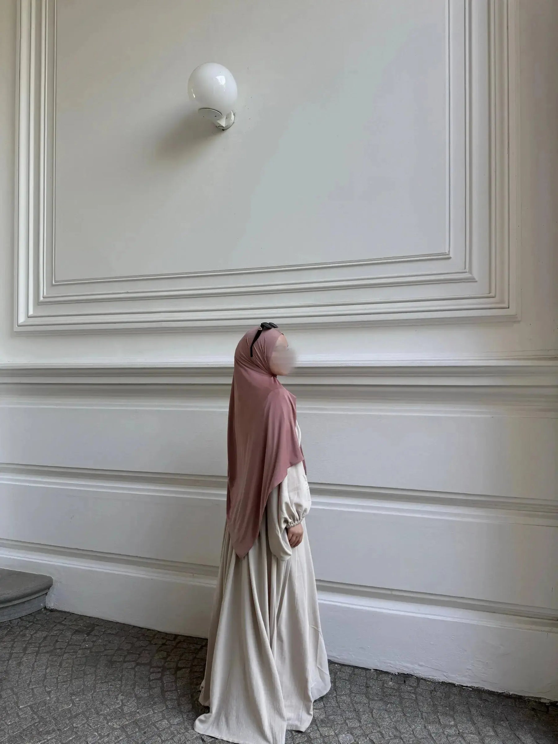 Cremefarbene Abaya aus Jazz-Stoff mit weiten Ballonärmeln und sehr weitem Fall, Seitenansicht