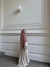 Cremefarbene Abaya aus Jazz-Stoff mit weiten Ballonärmeln und sehr weitem Fall, Seitenansicht