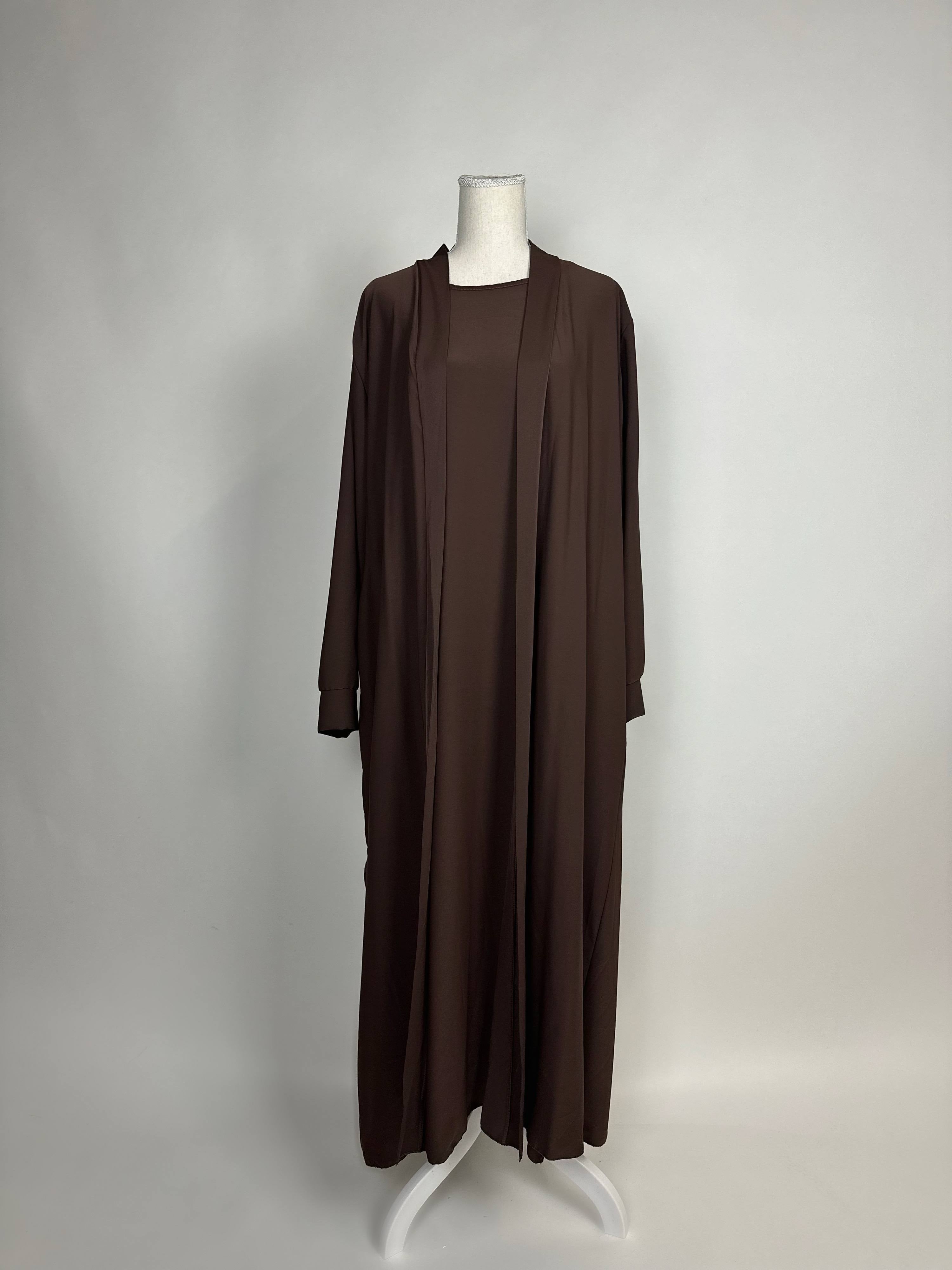 Dunkelbraune Openabaya Dubai aus Medina-Seide mit passendem Unterkleid, bodenlang und offen fallend, Vorderansicht.
