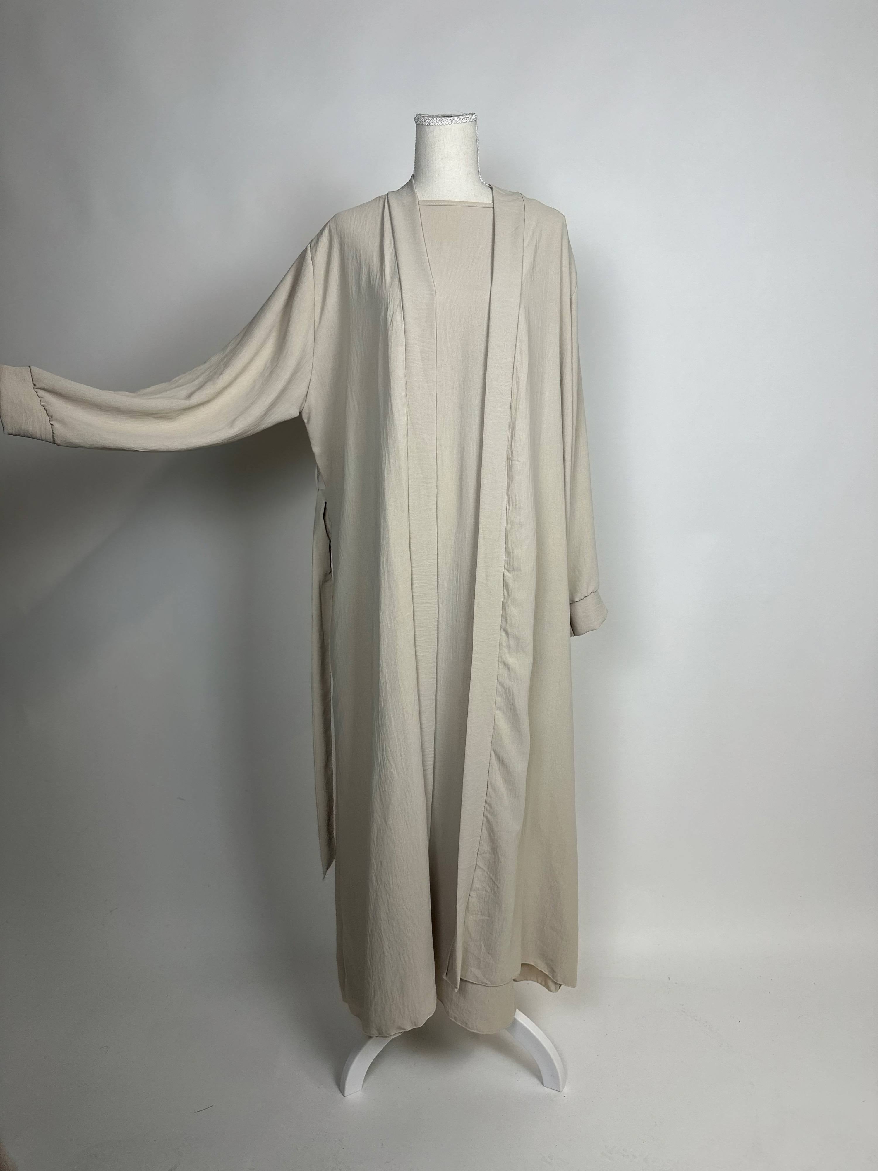 offene abaya beige aus jazz mit bindegürtel, weite lange ärmel, inklusive unterkleid, frontansicht