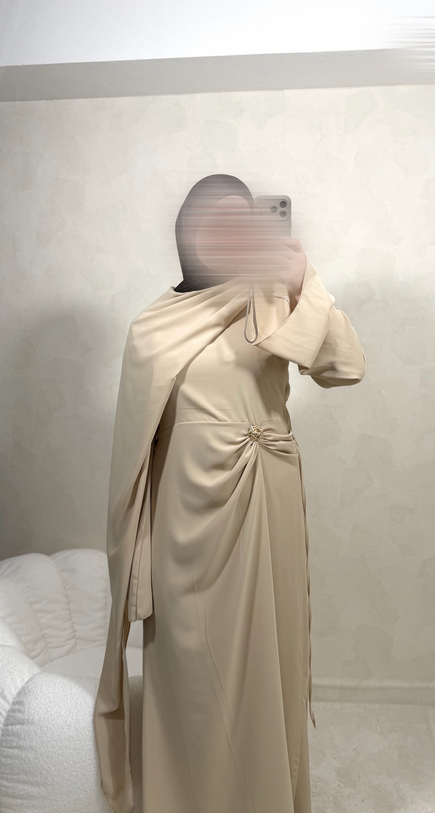 Langes, gestuftes Kleid in Salbeigrün mit Rundhalsausschnitt und elastischen Ärmelbündchen, Frontalansicht.