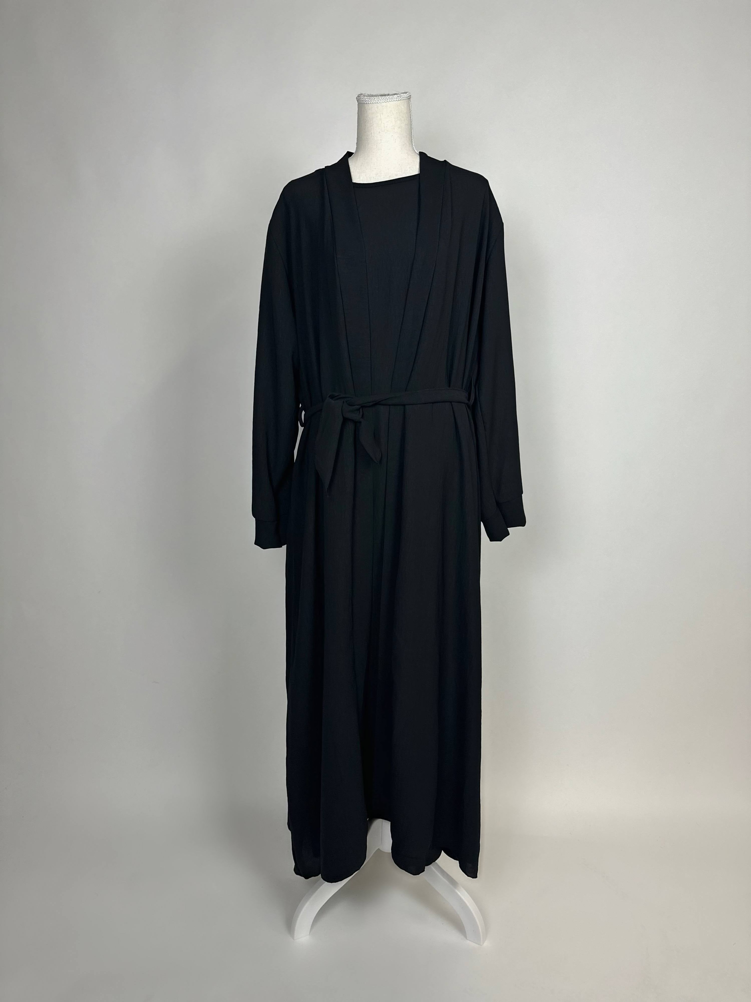 open abaya schwarz aus jazzstoff mit bindegürtel, langarm, frontansicht mit unterkleid