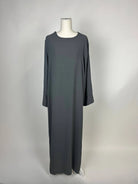 Anthrazitgraue Basic-Abaya aus Jazz mit lockerem, langärmligem Schnitt und Rundhalsausschnitt, Vorderansicht