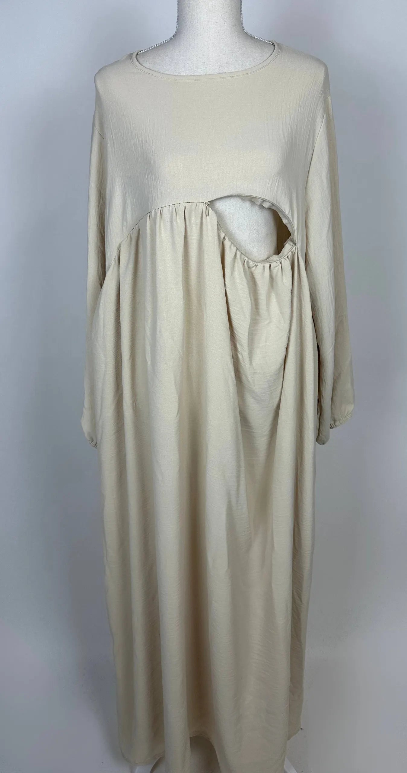 Beige Still-Abaya aus Jazzstoff mit Stillöffnung und Raffung unter der Brust, Vorderansicht