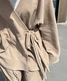 Zweiteiler aus cordstoff mit langem oberteil und gerader hose