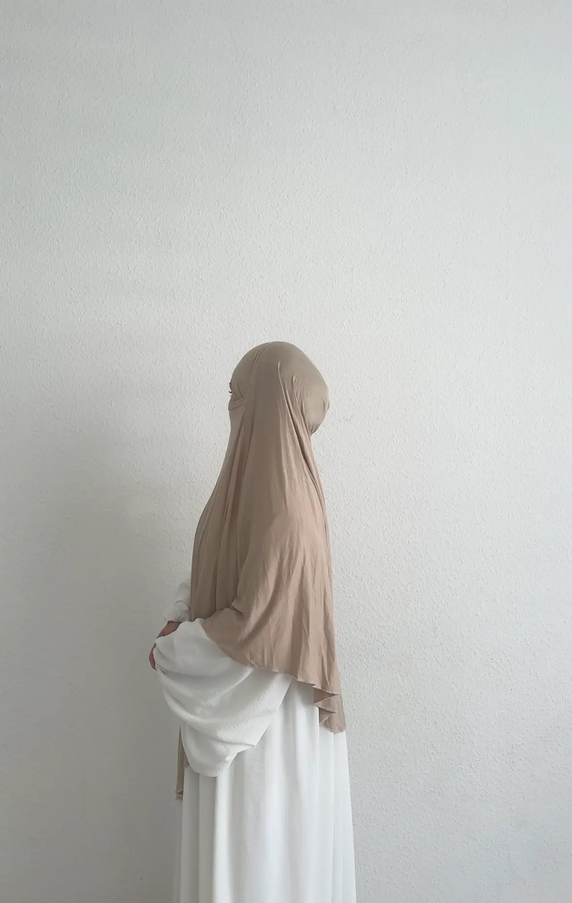 jersey-khimar in beige aus viskose-jersey, fließender langer fall, seitenansicht