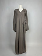 Taupefarbene Wickelabaya aus Jazz-Stoff mit Ballonärmeln und Seitenschleife, Modest Hijab Style, Vorderansicht