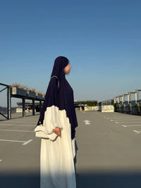 Jersey Khimar in Dunkelblau aus 95% Viskose und 5% Elastan, seitliche Ansicht.