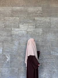 Dunkelbraune Abaya aus Jazzstoff mit weiten Ballonärmeln, Seitenansicht