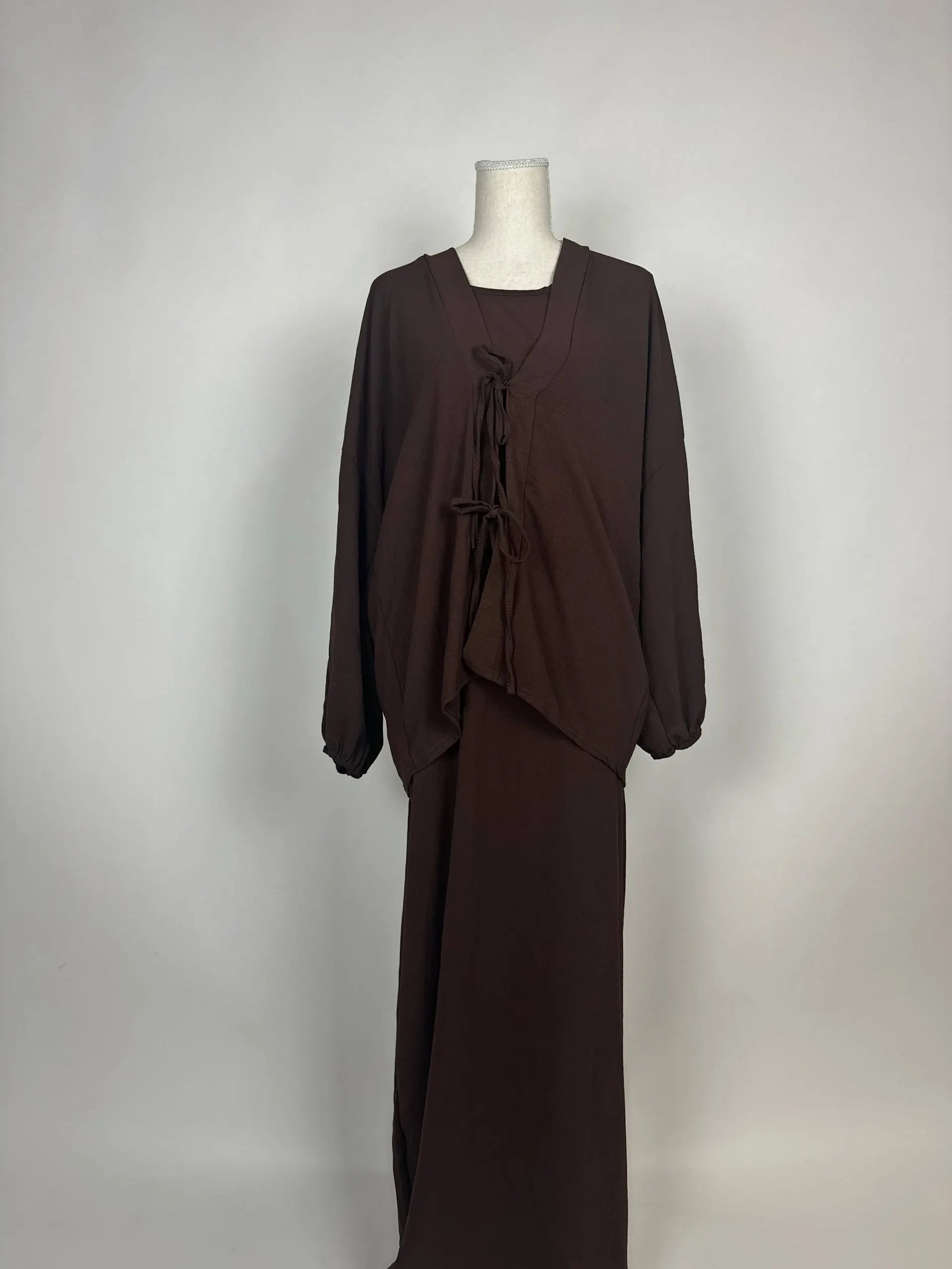Dunkelbraunes Abaya-Schleifenset mit Unterkleid, lockerer Modest-Stil, Bindeschleifen vorn, Hijab-tauglich, Vorderansicht