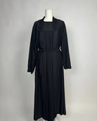 Schwarze Open-Abaya aus fließendem Stoff mit Unterkleid und Bindegürtel, Vorderansicht.