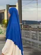 Jersey-Khimar in Royalblau aus 95% Viskose und 5% Elastan, Seitenansicht.