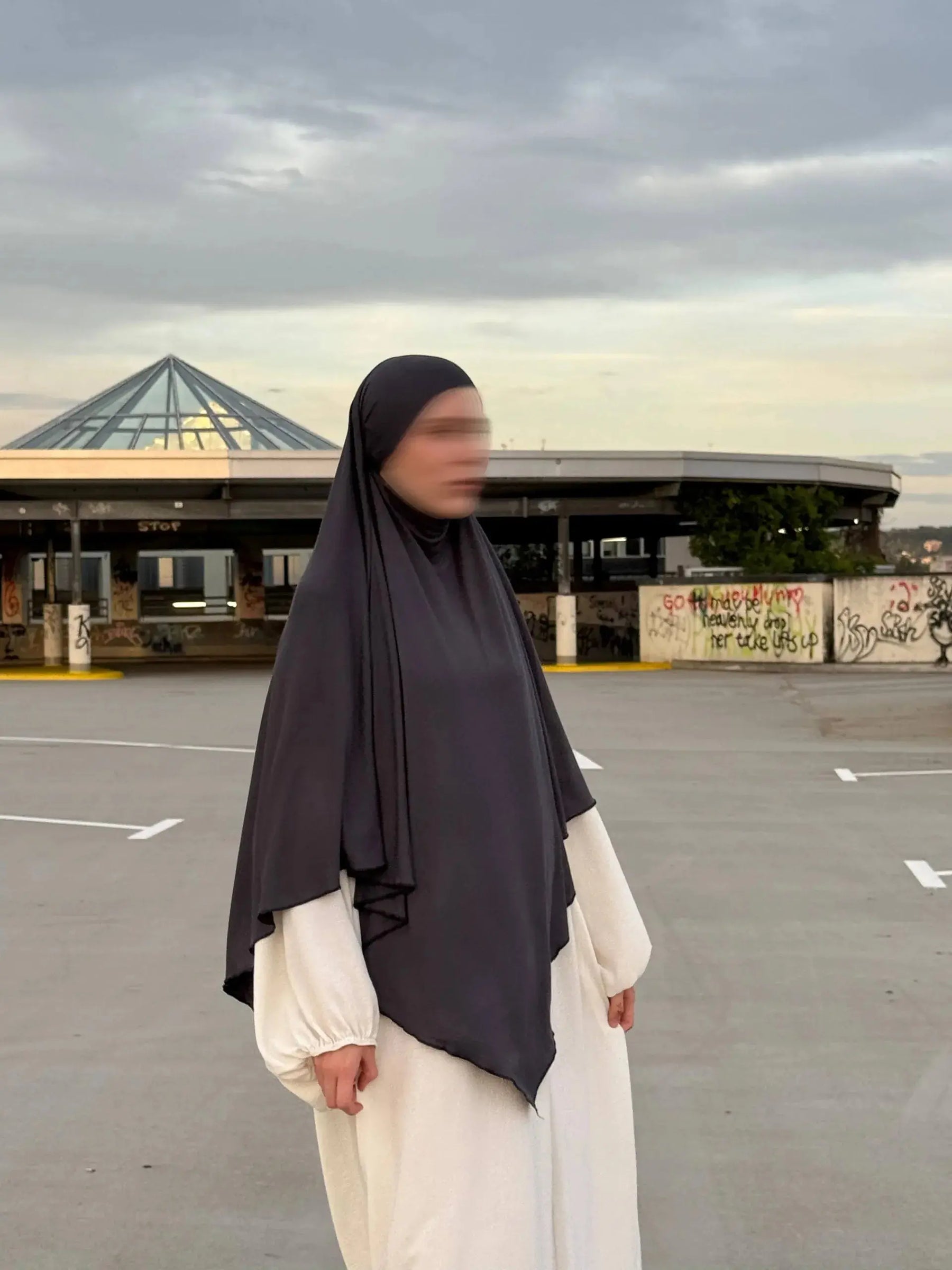 Ein Jersey Khimar in dunkelgrauem Viskose‑Elastan (95/5) in 3/4‑Frontansicht.