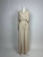 Beiges Wickelkleid aus Jazzstoff mit Bindegürtel und langen Ärmeln, bodenlang, Vorderansicht