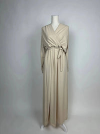 Beiges Wickelkleid aus Jazzstoff mit Bindegürtel und langen Ärmeln, bodenlang, Vorderansicht