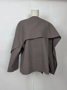 kurzes cape aus polyester mit schal, vorn kürzer als hinten, frontansicht