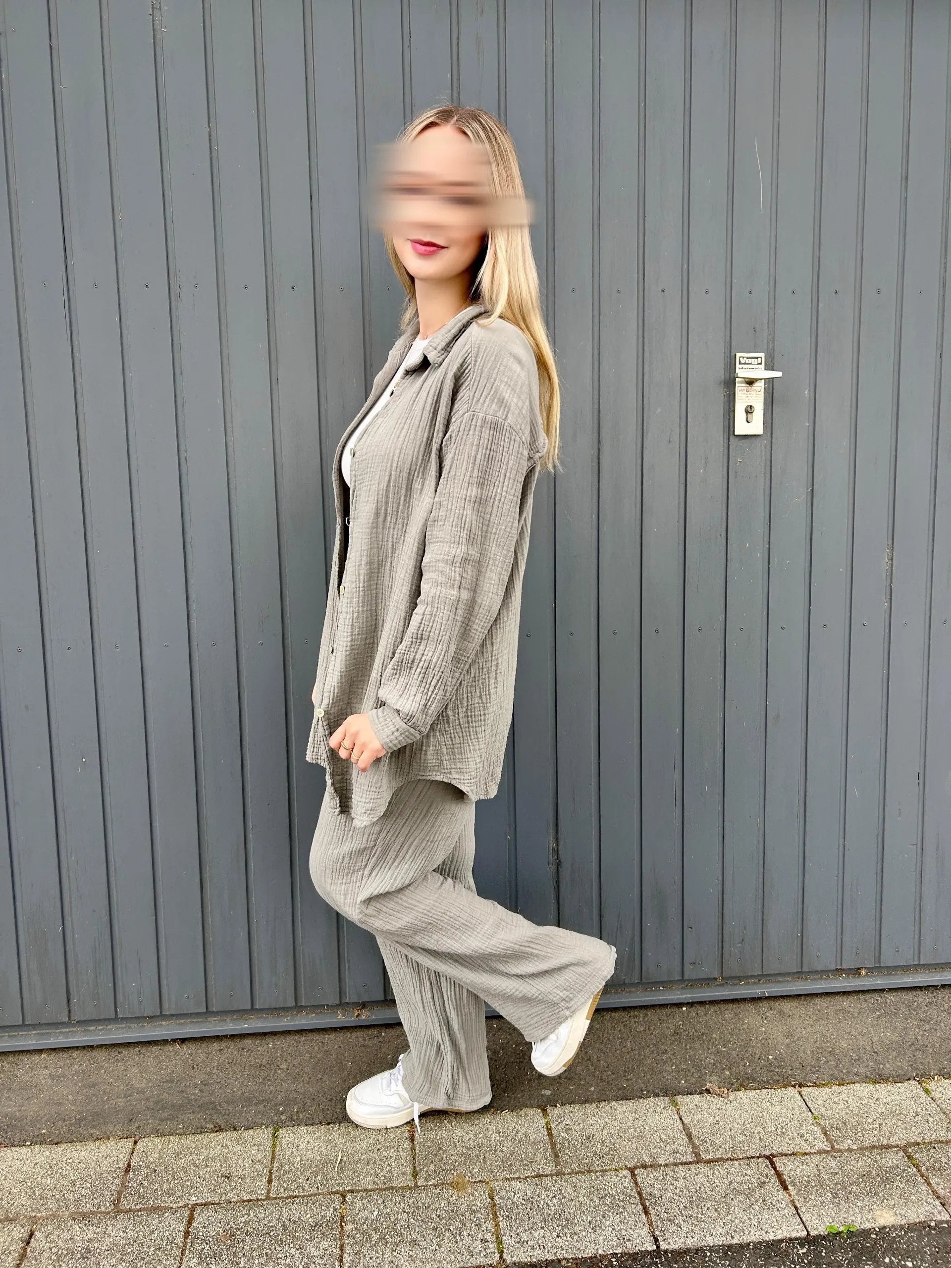 Grauer Musselin-Zweiteiler aus 100% Baumwolle mit langer Hemdbluse und weiter Hose, Seitenansicht