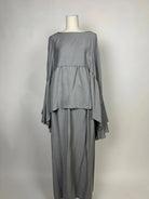 zweiteiler in grau aus leichter webware, lagenoberteil mit weiten ärmeln, langer rock, frontansicht