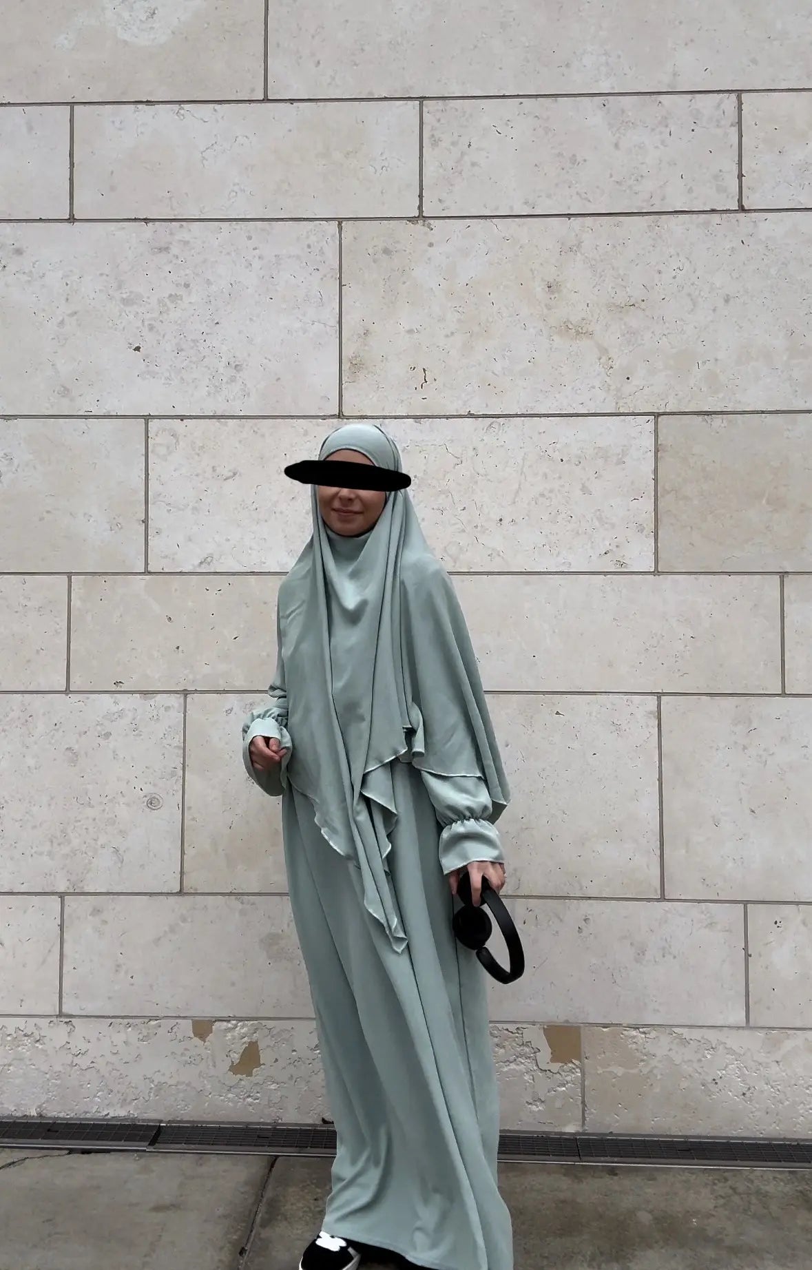 salbeigrünes abaya‑khimar set aus fließendem stoff, abaya mit ballonärmeln, khimar mit doppellagigem saum, frontansicht