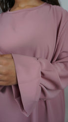 Abaya in altrosa aus Medina-Seide mit Rüschenärmel, Ärmeldetail.