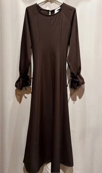 Dunkelbraunes Kleid in A-Linie mit Rundhalsausschnitt und dekorativen Schnürungen an den Ärmeln, Frontalansicht.
