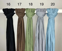 Mehrfarbige Premium-Jersey-Hijabs für Abaya-Modest-Styles hängen weich fallend an einer Stange, Vorderansicht