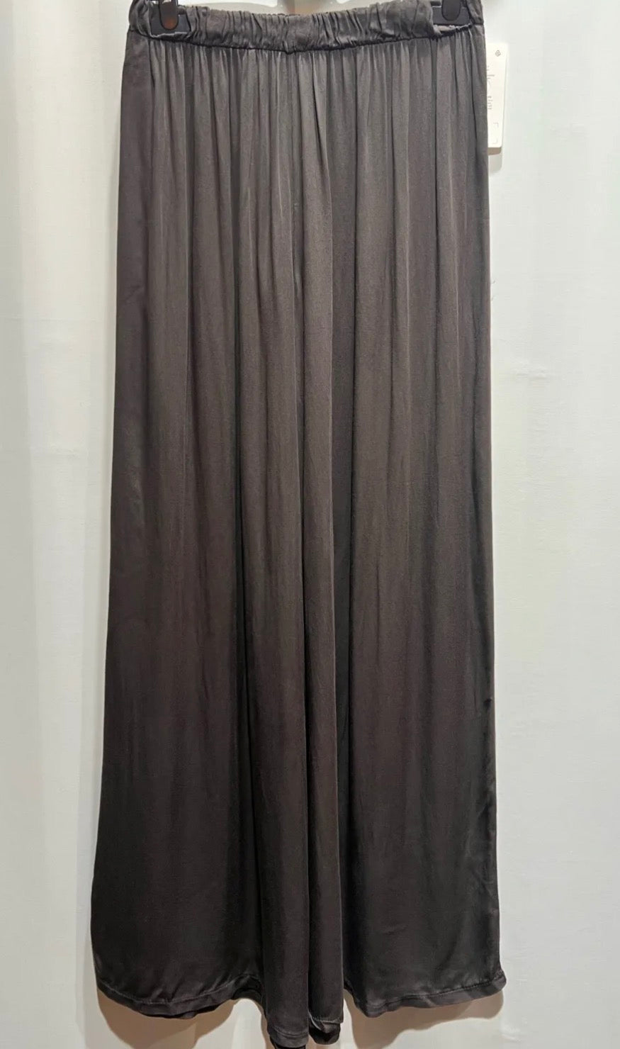 Anthrazitfarbene Wide-Leg-Hose aus fließendem Stoff mit elastischem Bund, Frontalansicht.