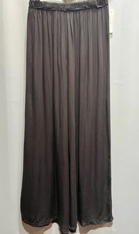 Anthrazitfarbene Wide-Leg-Hose aus fließendem Stoff mit elastischem Bund, Frontalansicht.