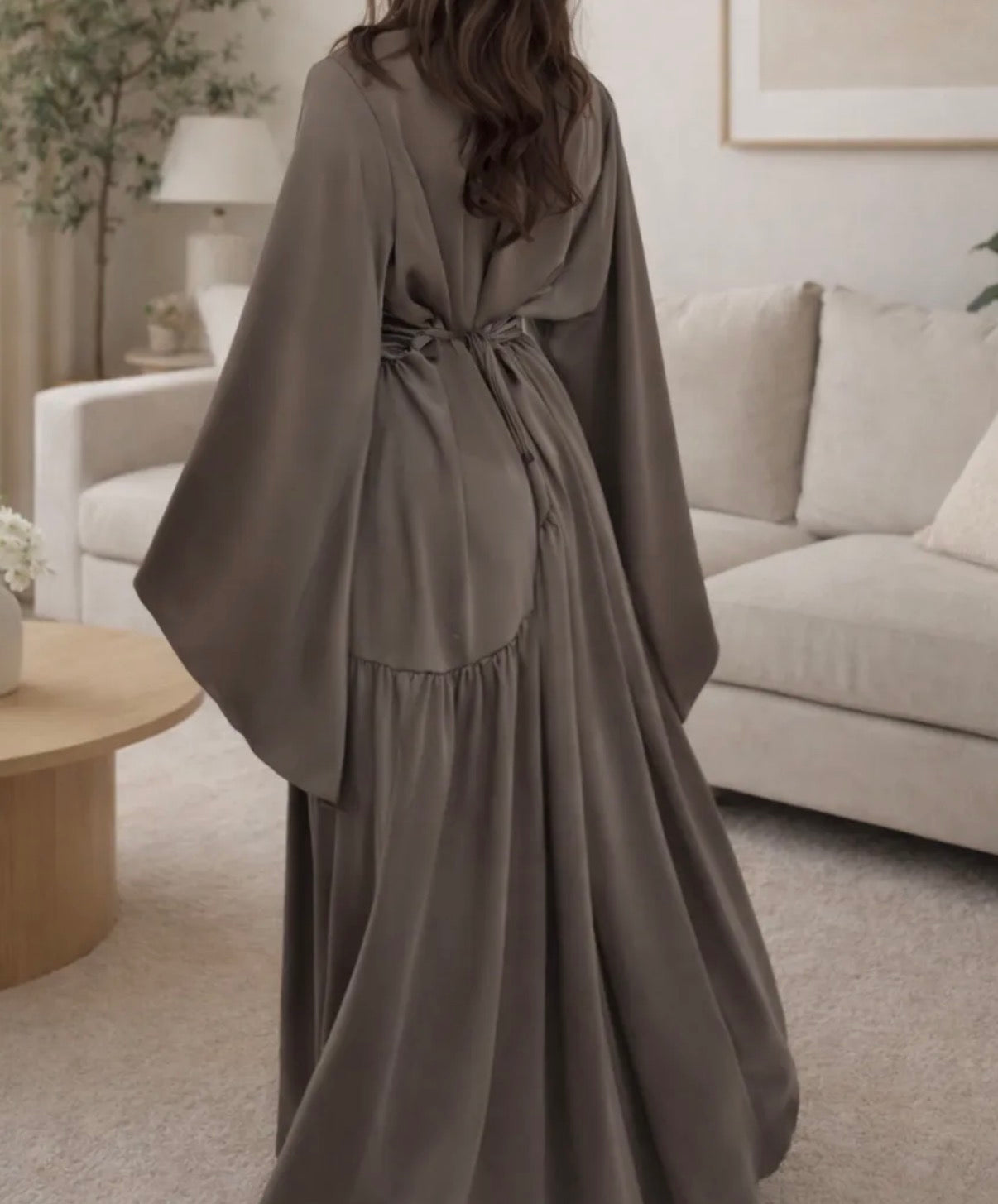 Taupefarbenes Abendkleid mit weiten Ärmeln, Bindegürtel am Rücken und gerafftem Rocksaum, Rückansicht.
