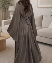 Taupefarbenes Abendkleid mit weiten Ärmeln, Bindegürtel am Rücken und gerafftem Rocksaum, Rückansicht.