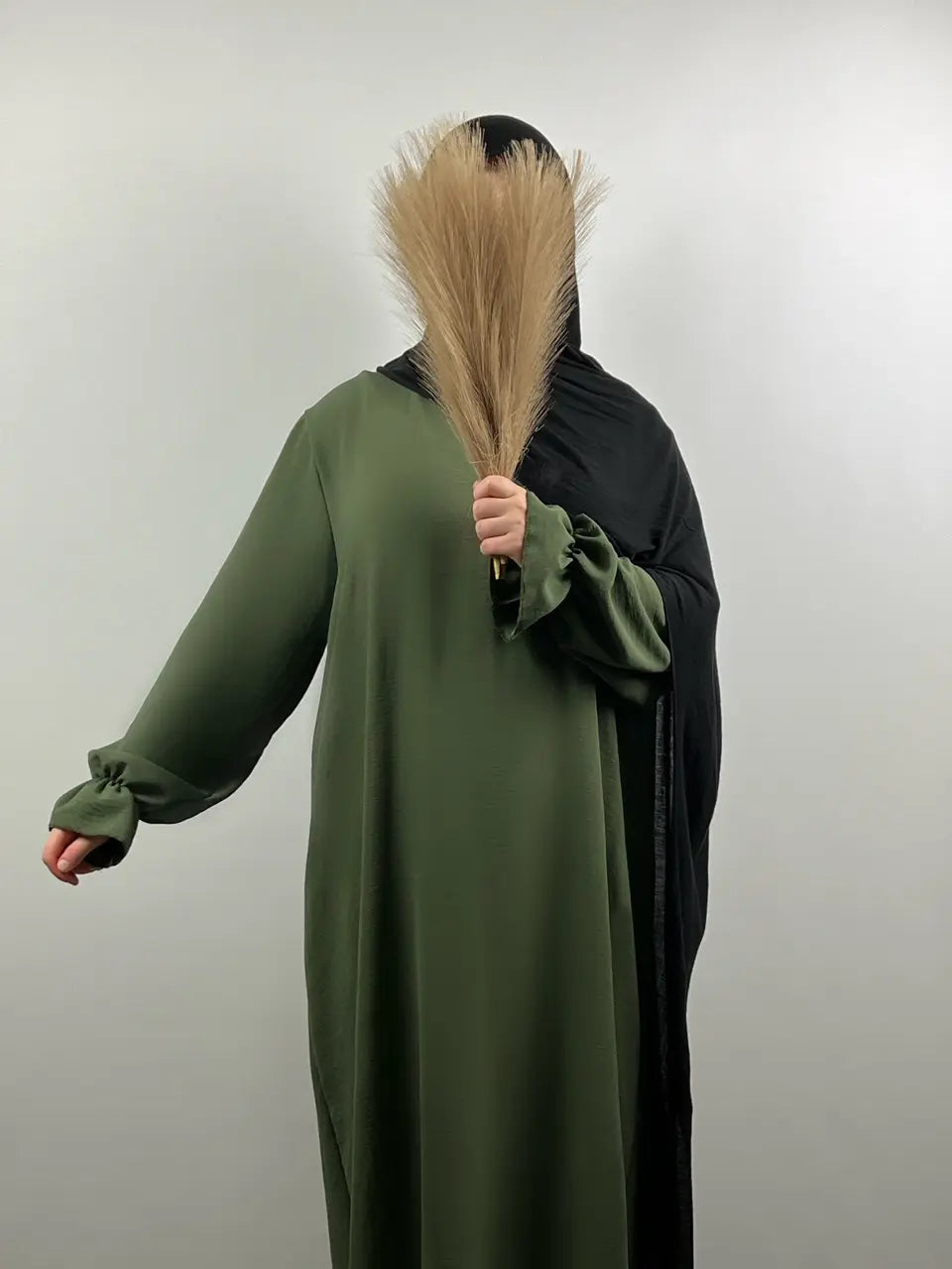 abaya aus elastischem jazz-stoff in olivgrün mit rüschenärmeln, frontansicht