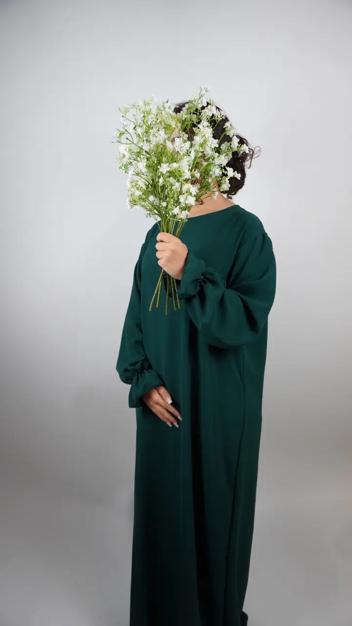 Abaya in dunkelgrünem, elastischem Jazz-Stoff mit Rüschenärmeln, Vorderansicht