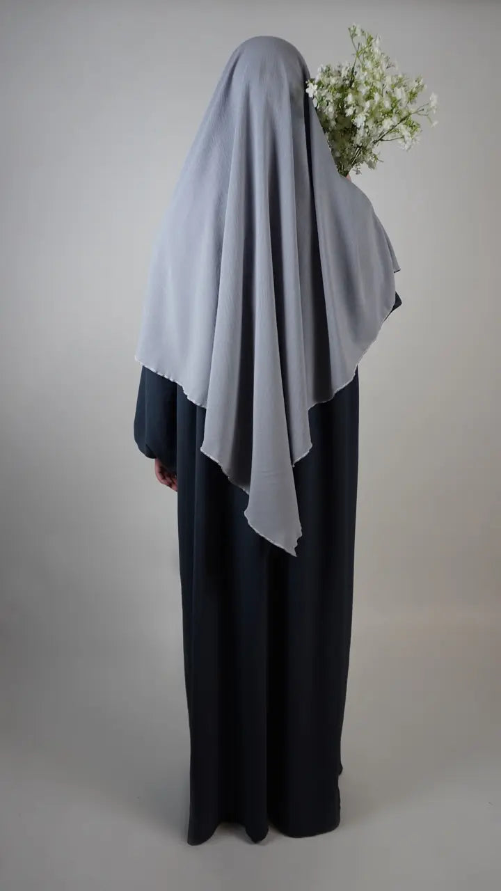 khimar hellgrau, einlagig aus jazz-stoff, rückenansicht, hinten lang und blickdicht