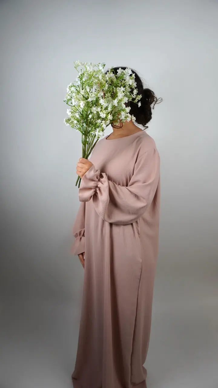 Abaya altrosa aus elastischem Jazz-Stoff mit Rüschenärmeln, bodenlang, seitliche Ansicht