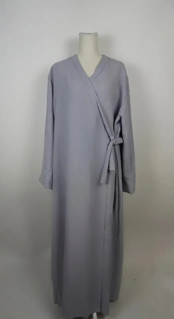 Graue Wickelabaya in Leinenoptik mit seitlicher Schleife wird in der Vorderansicht gezeigt, Modest Hijab Fashion