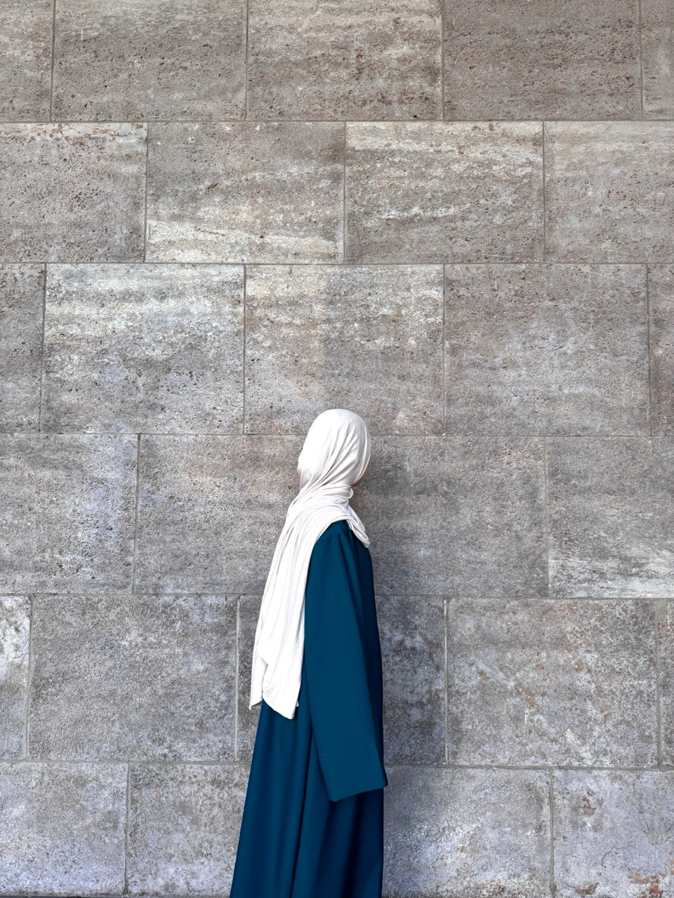 Petrolfabene Basic-Abaya aus fließendem Stoff mit weiten Ärmeln und weißtem Hijab, Seitenansicht