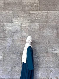 Basic-Abaya in petrol aus fließendem Polyester, oversized mit weiten Ärmeln, Seitenansicht