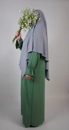 abaya aus jazz-stoff in grün mit rüschenärmeln, seitenansicht