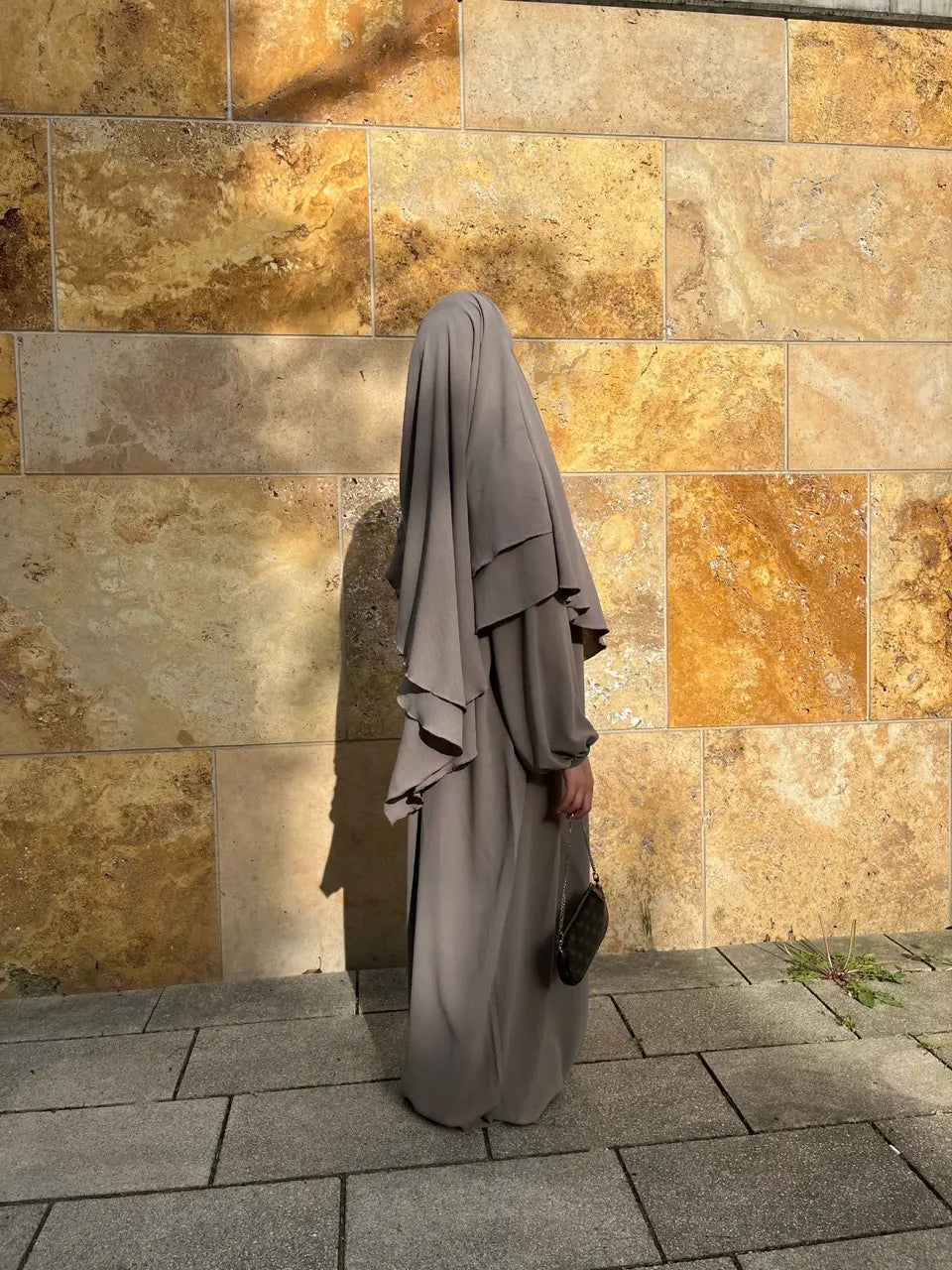 bodenlange abaya in taupe aus jazz-stoff mit ballonärmeln, seitenansicht