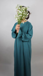 abaya in petrol aus jazz-stoff mit rüschenärmeln, vorderansicht