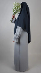 Abaya hellgrau aus Jazz-Stoff mit Rüschenärmeln, Seitenansicht.