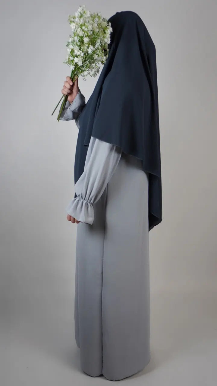 Abaya hellgrau aus Jazz-Stoff mit Rüschenärmeln, Seitenansicht.