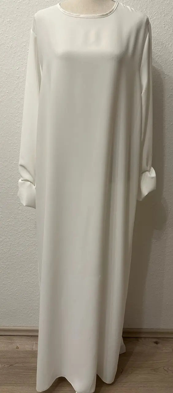 Abaya cremeweiß aus Medina-Seide mit Rüschenärmeln, Vorderansicht