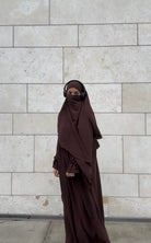 abaya-khimar-set dunkelbraun aus jazz-stoff mit rüschenärmeln, vorderansicht